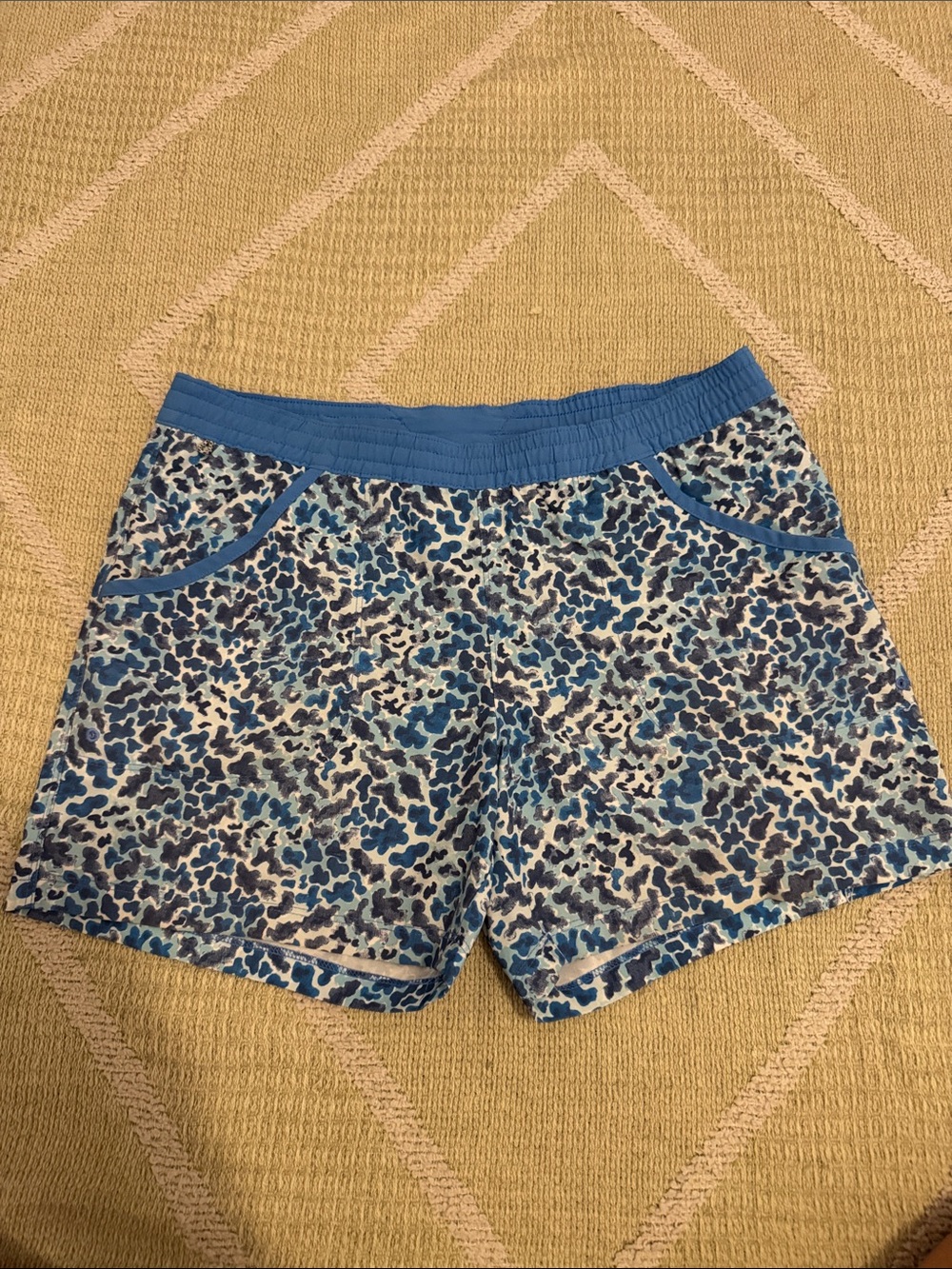 Columbia PFG Blue Leopard Print Omni-Shade Shorts Women’s Medium